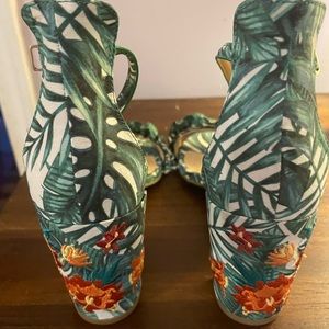 Kenneth Cole Reaction “Rise Ruffle” Tropical 🌴 size 8.5 Block Heel